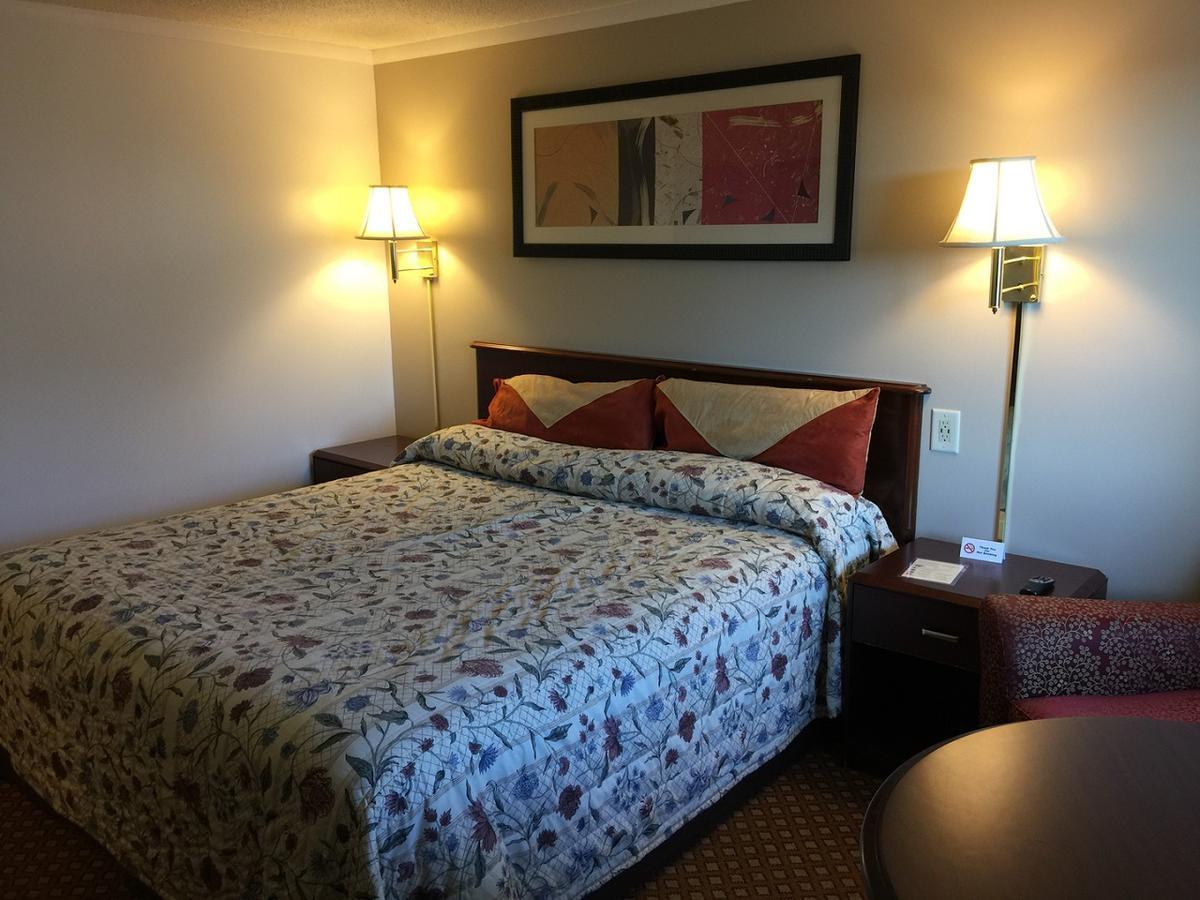 Economy Inn Блумингтън Екстериор снимка